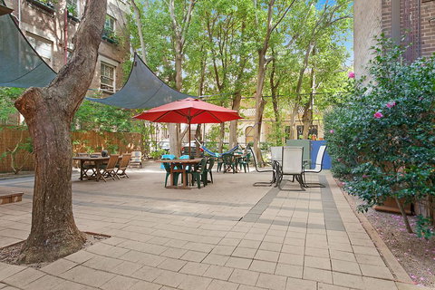 Blue Parrot Youth Hostel - Pet Food Australia 1