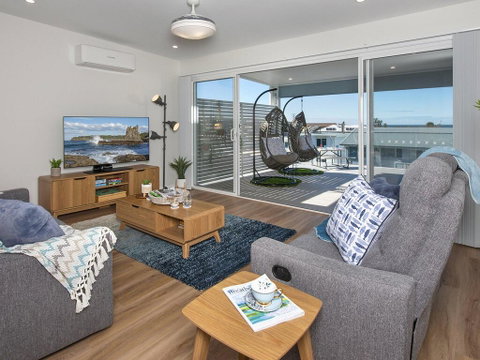 Blue Pelican - Pacific Views, Walk To Beach - Food Delivery Shop 1