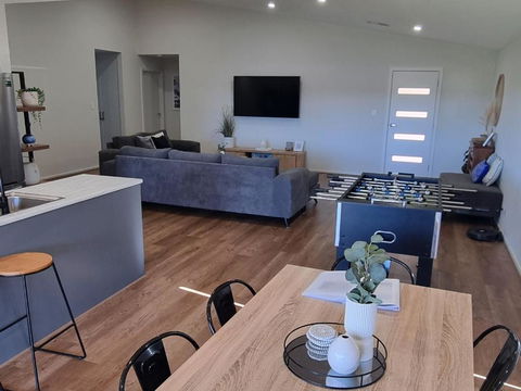 Wellington Marina70 - Food Delivery Shop 3