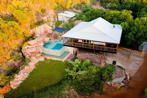 Giant Tides Tour - Cygnet Bay Pearl Farm - Food Delivery Shop 5